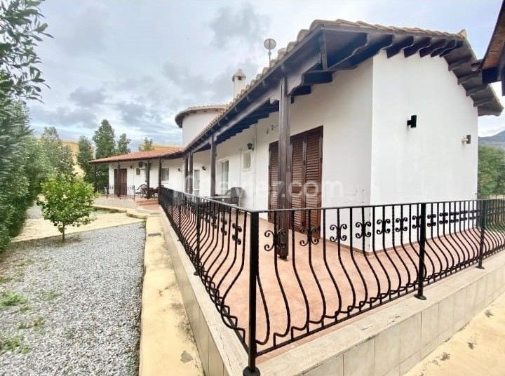 Kyrenia-Chatalköy zu vermieten Villa möbliert 3 + 1 ohne pool 700 Llogara 2 Anzahlung 1 Miete 1 Servicegebühr ** 