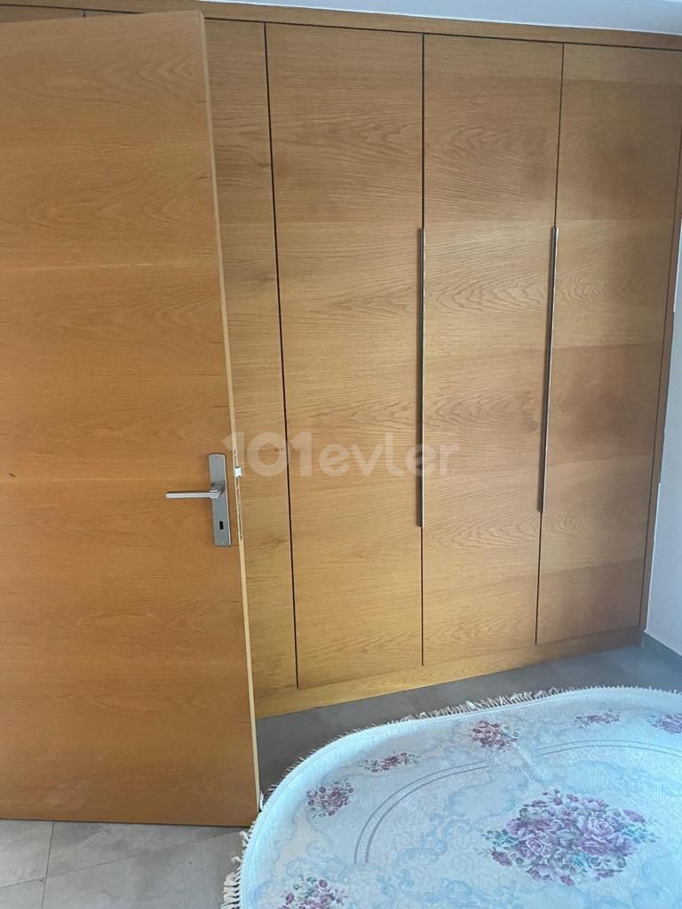 Girme - Karaoğlanoğlu kiralık daire 1+1 500£ +45£ aidat. Ofis olarakta kullanılabilir.  Bırıncı katta, 3 katlı. 5 senelik