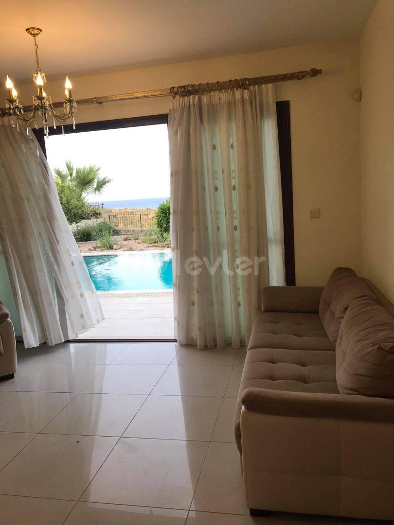 GIRNE - KARSIAYKA    KIRALIK VILLA 3+1.