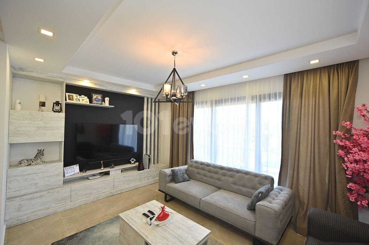 Fully furnished almost new 3+1 penthouse for sale in the center of Kyrenia ** 