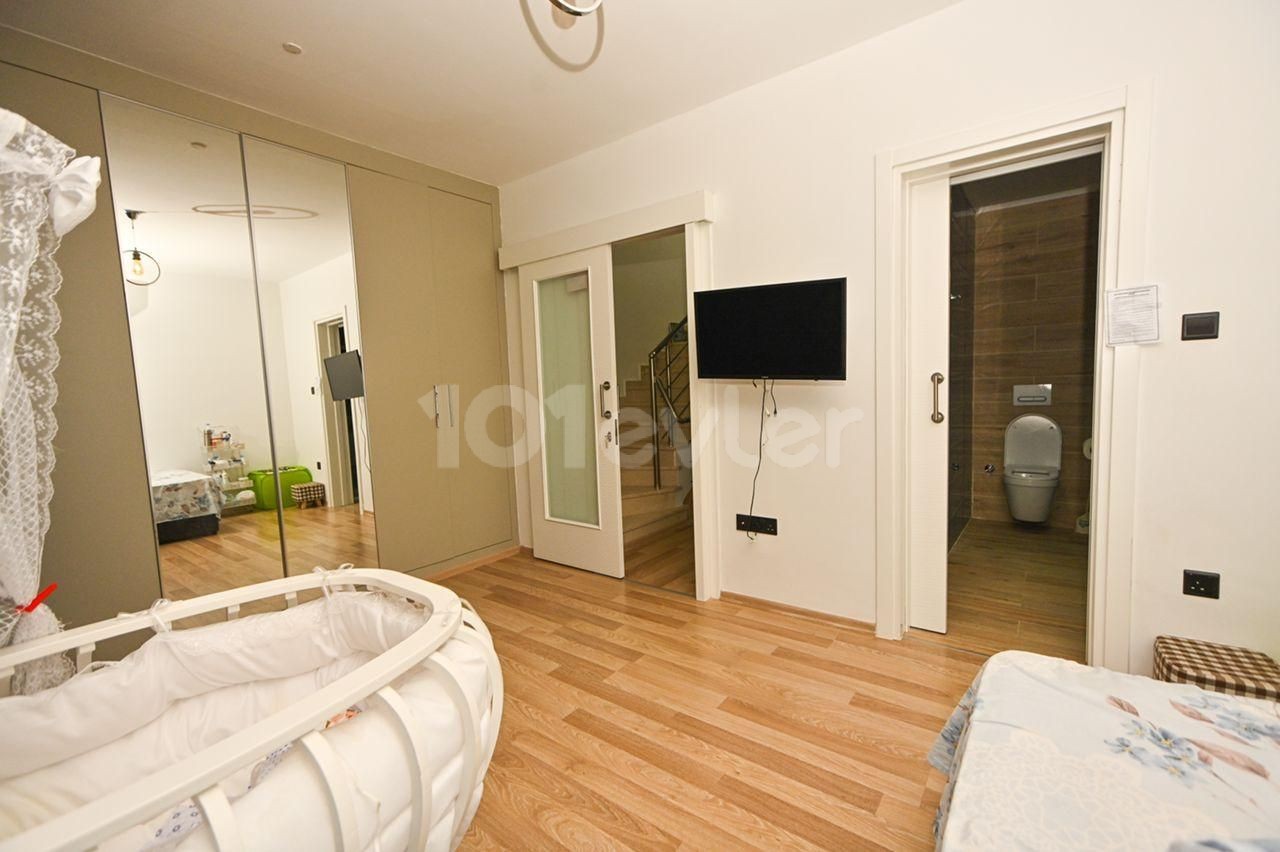 Fully furnished almost new 3+1 penthouse for sale in the center of Kyrenia ** 