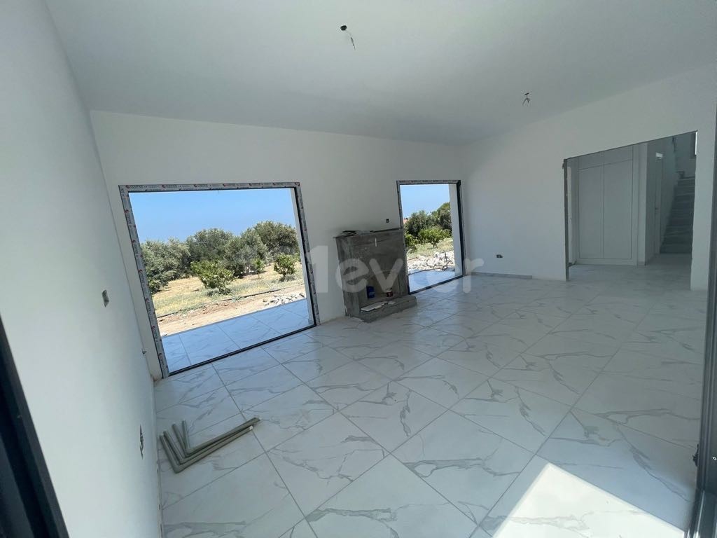 Girne-Karşiyaka satılık 4+2 sıfır Villa, ana yolu yakın dağ ve deniz manzaralı