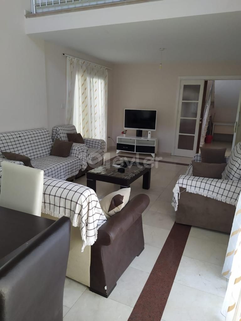 GIRNE - Çatalkoy kiralik villa 4+1, esyalı, havızlu.  Dağ tarafında