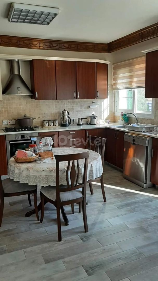 Havuzlu 3+1 Villa, 850m2 arsa, dağ ve deniz manzaralı, mobilyalı, şömineli satılık villa.