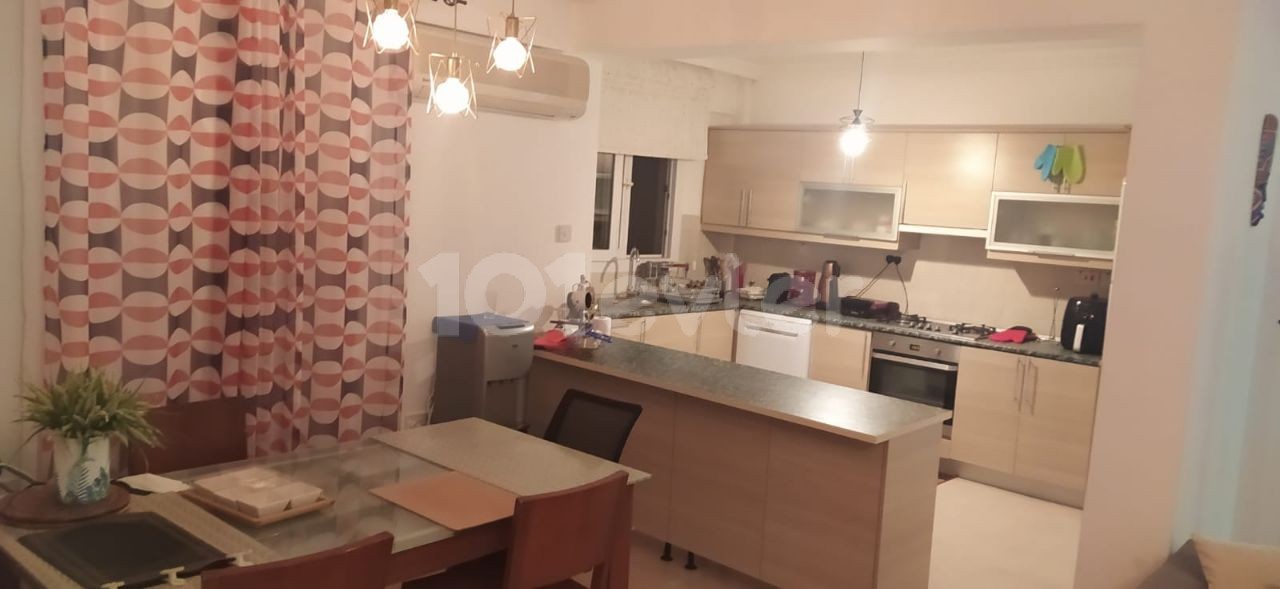 Girne Alsancak satilik daire 3+1 esyali,  130m2, 3 cŭ katta, 3 katlı bina. Site icinde, havuzlu.