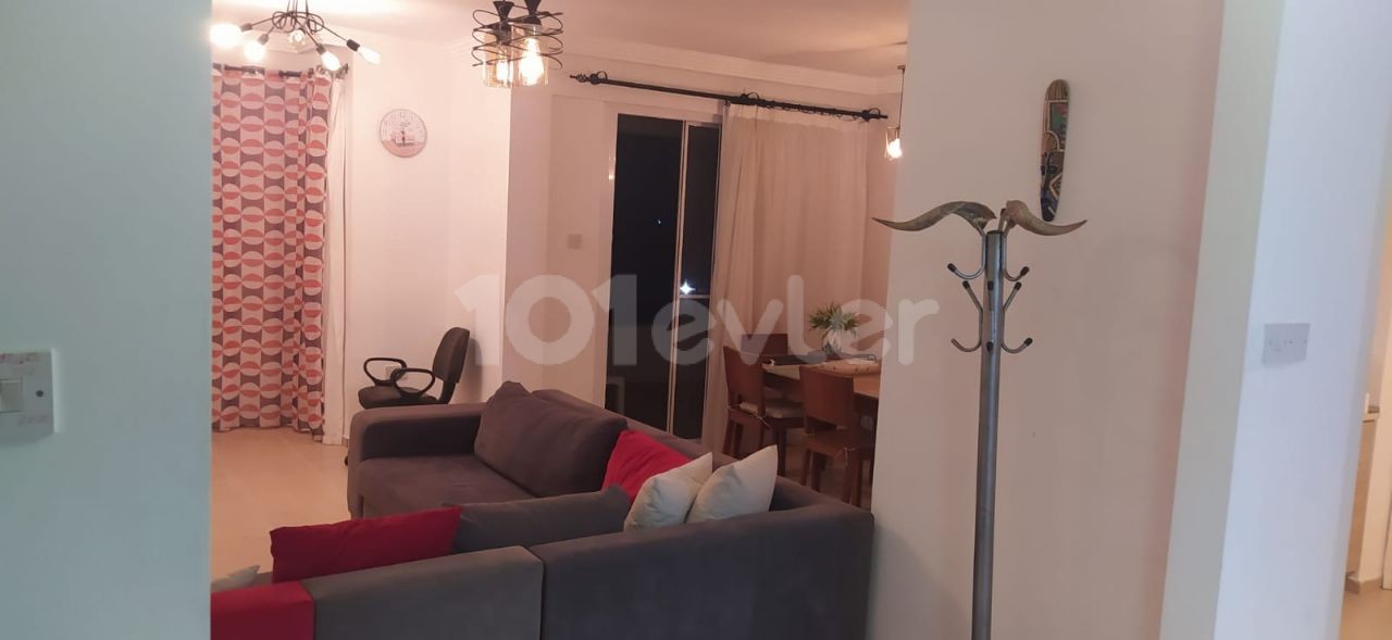 Girne Alsancak satilik daire 3+1 esyali,  130m2, 3 cŭ katta, 3 katlı bina. Site icinde, havuzlu.