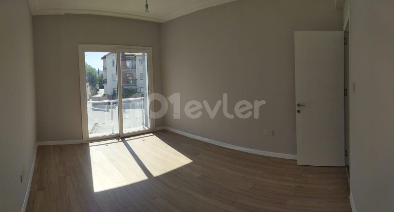 Girne - Alsancak, satılık 3+1 daire, 130 m2, yeni ev  Acilen