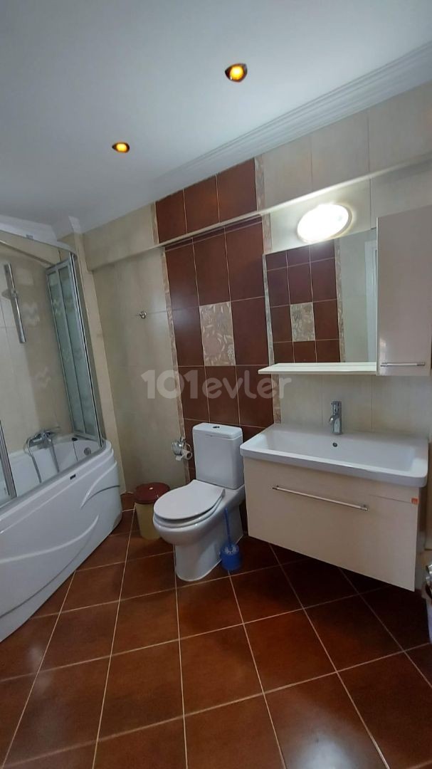 GIRNE - LAPTA. Villa zu verkaufen 4+1.  ** 