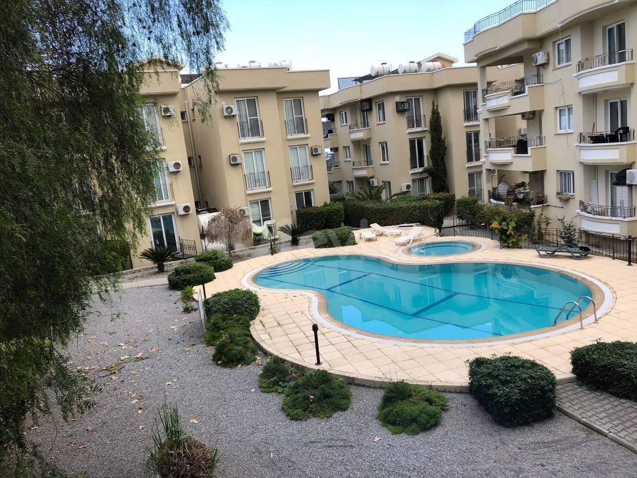 Kyrenia - Alsancak, zu verkaufen Wohnung 3+1, großer Balkon, Komplex mit Pool. 
