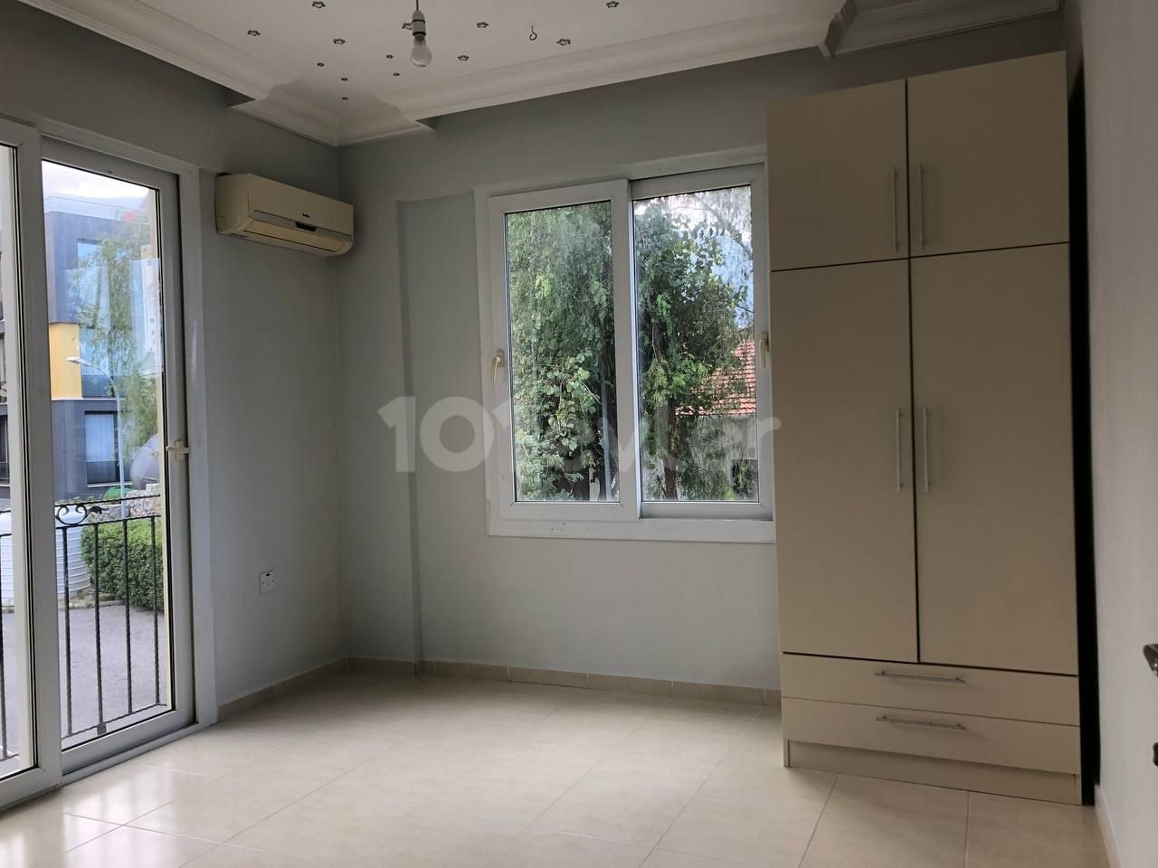 Kyrenia - Alsancak, zu verkaufen Wohnung 3+1, großer Balkon, Komplex mit Pool. 