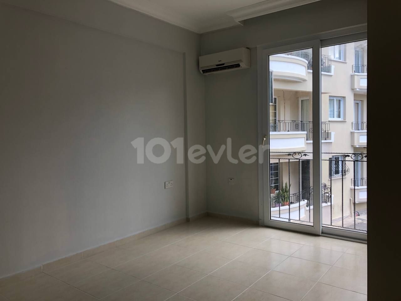 Kyrenia - Alsancak, zu verkaufen Wohnung 3+1, großer Balkon, Komplex mit Pool. 