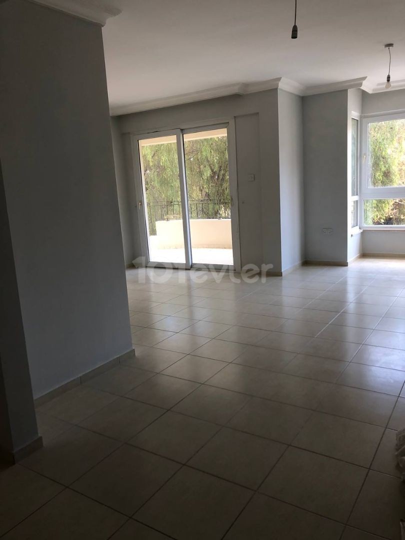 Kyrenia - Alsancak, zu verkaufen Wohnung 3+1, großer Balkon, Komplex mit Pool. 