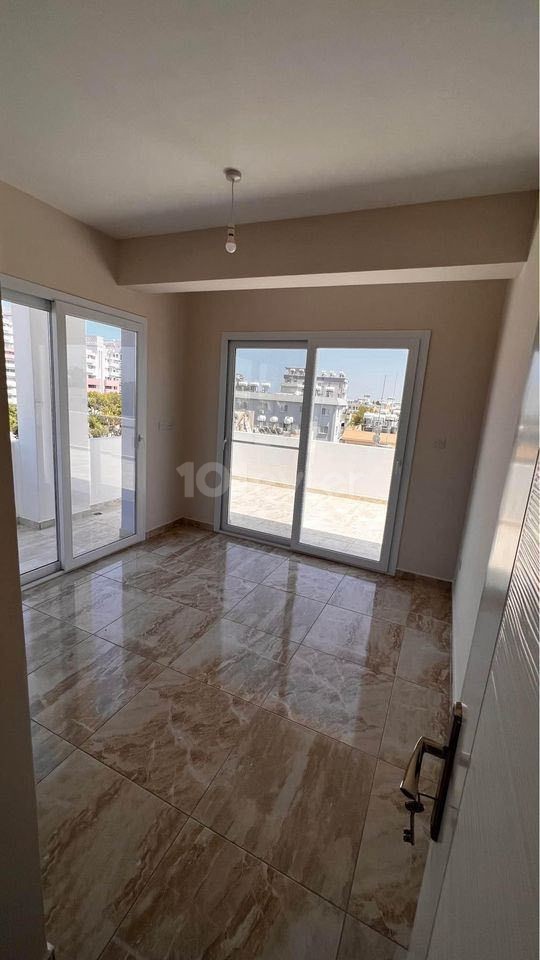 Penthouse zu verkaufen in Famagusta Zentrum 2+1 mit einer großen Terrasse