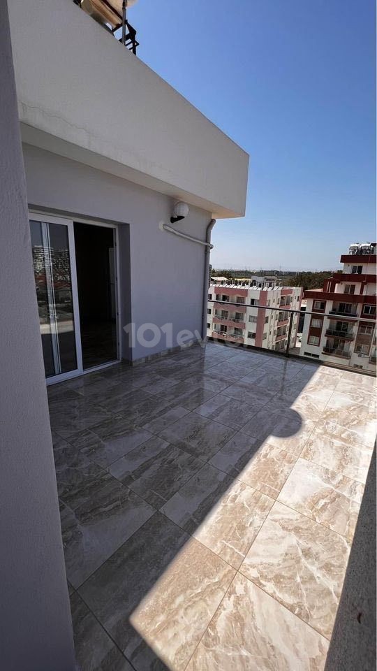 Penthouse zu verkaufen in Famagusta Zentrum 2+1 mit einer großen Terrasse