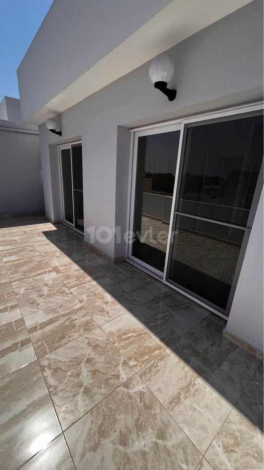 Penthouse zu verkaufen in Famagusta Zentrum 2+1 mit einer großen Terrasse