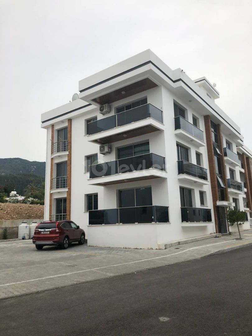 Girne - Alsancak, dağ manzaralı yeni komplekste 2+1 daire satılıyor.