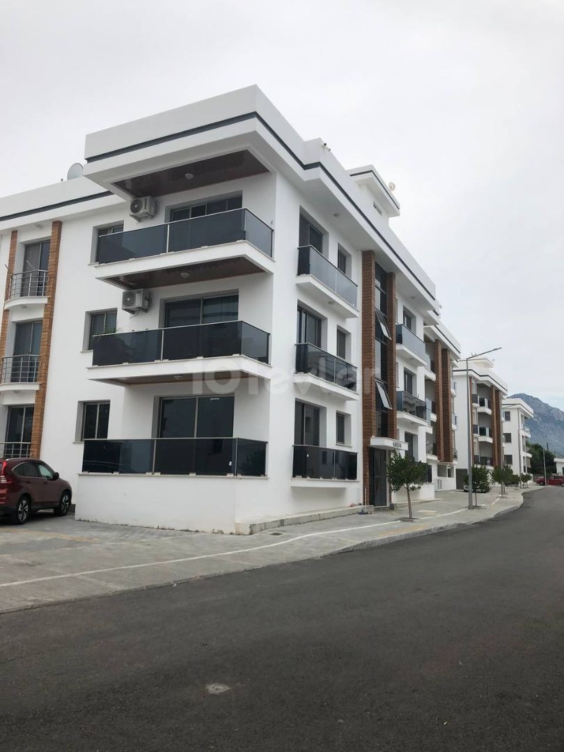 Kyrenia - Alsancak, 2+1 Wohnung zu verkaufen in neuer Anlage mit Bergblick. 