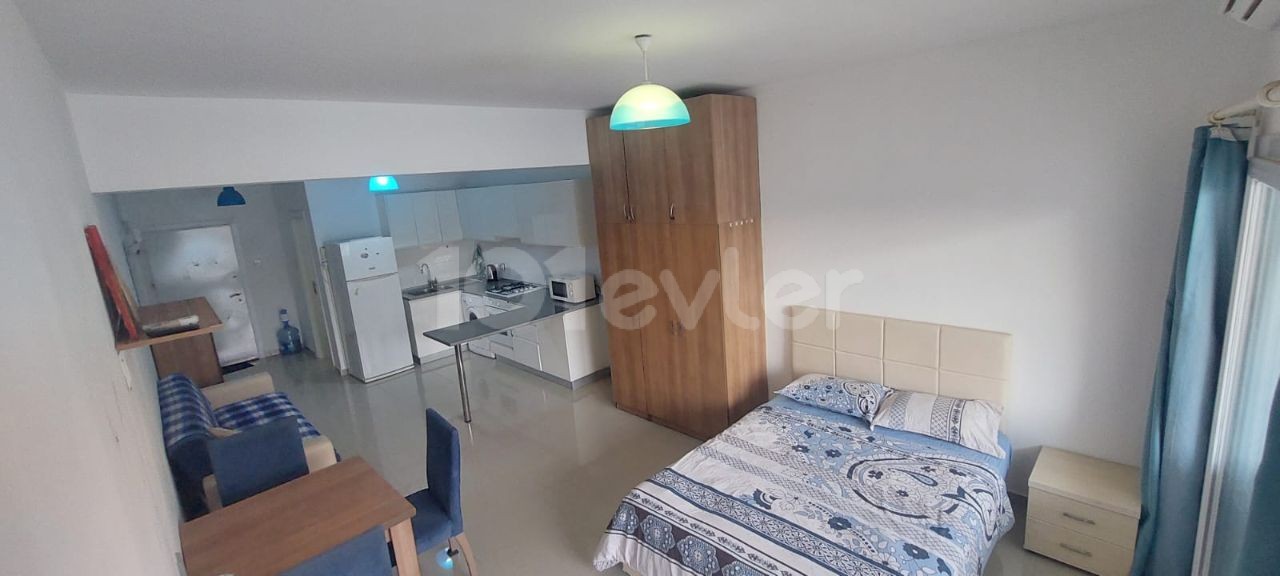 Iskele - Long Beach, mobilya aletleri ile kiralık stüdyo, havuz manzaralı.  İngilizce, Türkçe, Rusça konuşuyoruz.