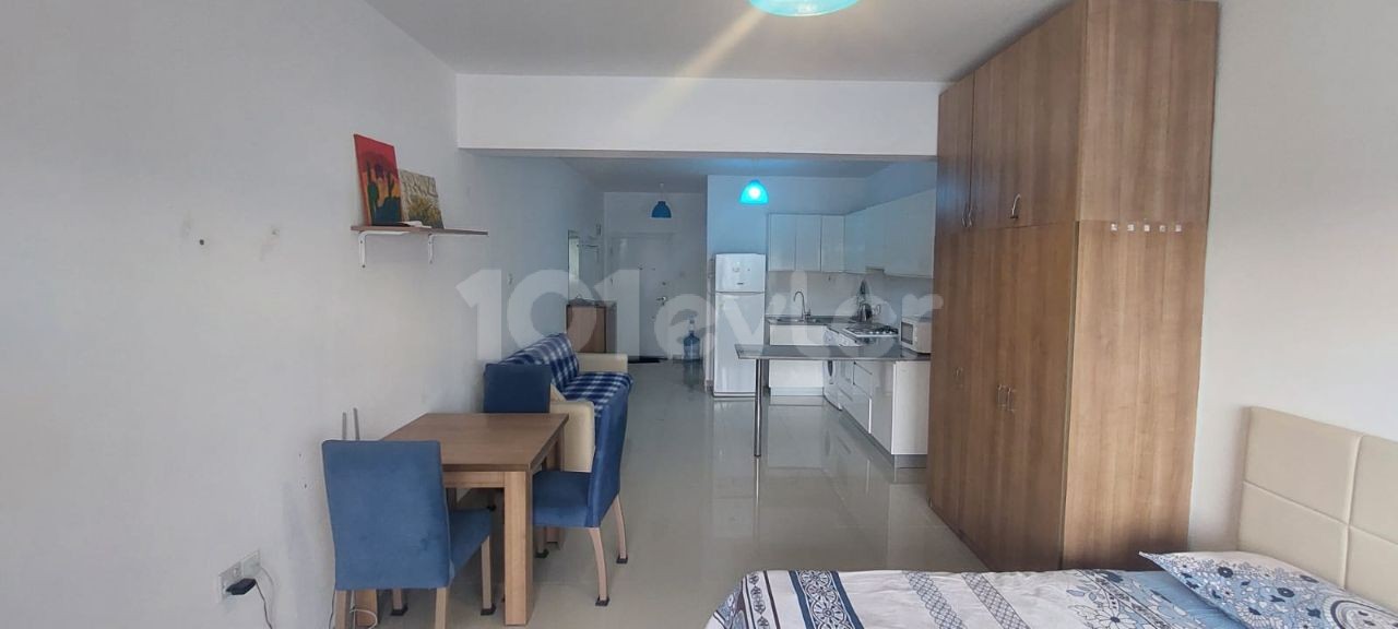 Iskele - Long Beach, mobilya aletleri ile kiralık stüdyo, havuz manzaralı.  İngilizce, Türkçe, Rusça konuşuyoruz.