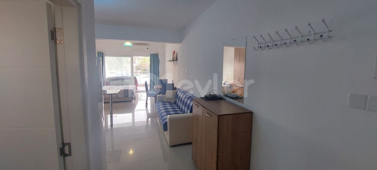 Iskele - Long Beach, mobilya aletleri ile kiralık stüdyo, havuz manzaralı.  İngilizce, Türkçe, Rusça konuşuyoruz.