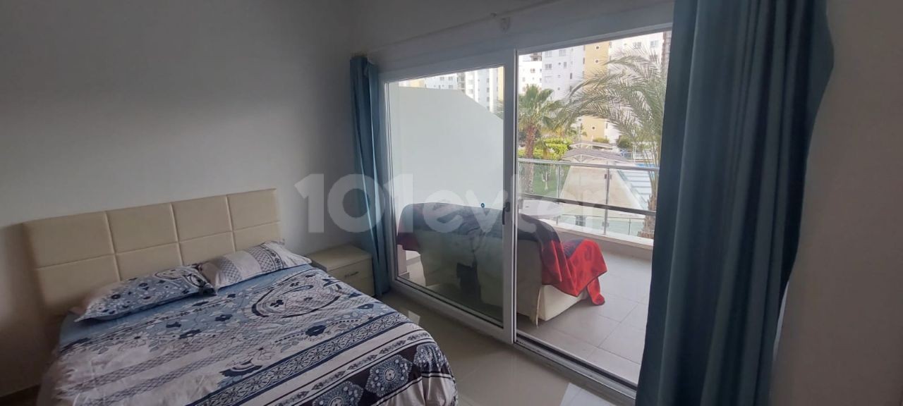 Iskele - Long Beach, mobilya aletleri ile kiralık stüdyo, havuz manzaralı.  İngilizce, Türkçe, Rusça konuşuyoruz.