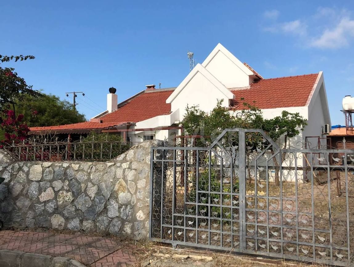 Kyrenia - Karsiyaka, 3+1 Villa mit einem großen Garten und Terrasse zu verkaufen.  Wir sprechen Türkisch, Englisch, Russisch. 