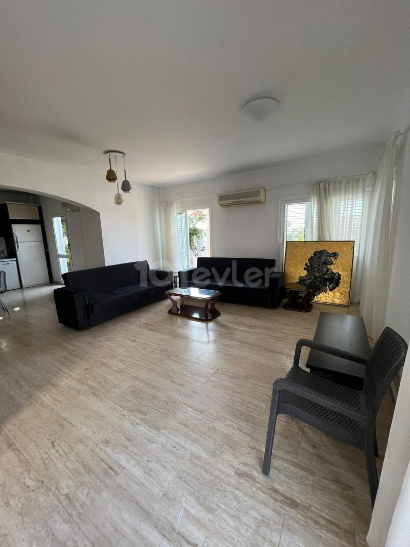  Bellapais bölgesinde kiralık olarak mevcut tamamen mobilyalı 3+1 villa.