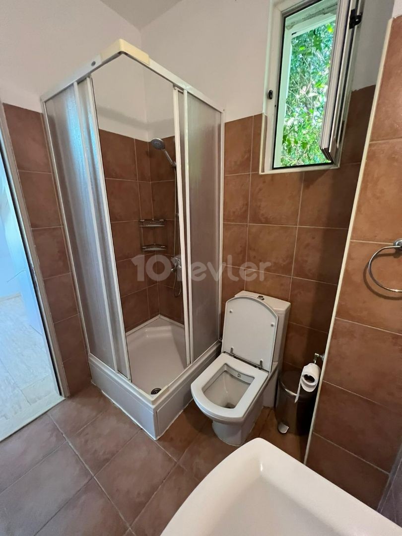  Bellapais bölgesinde kiralık olarak mevcut tamamen mobilyalı 3+1 villa.