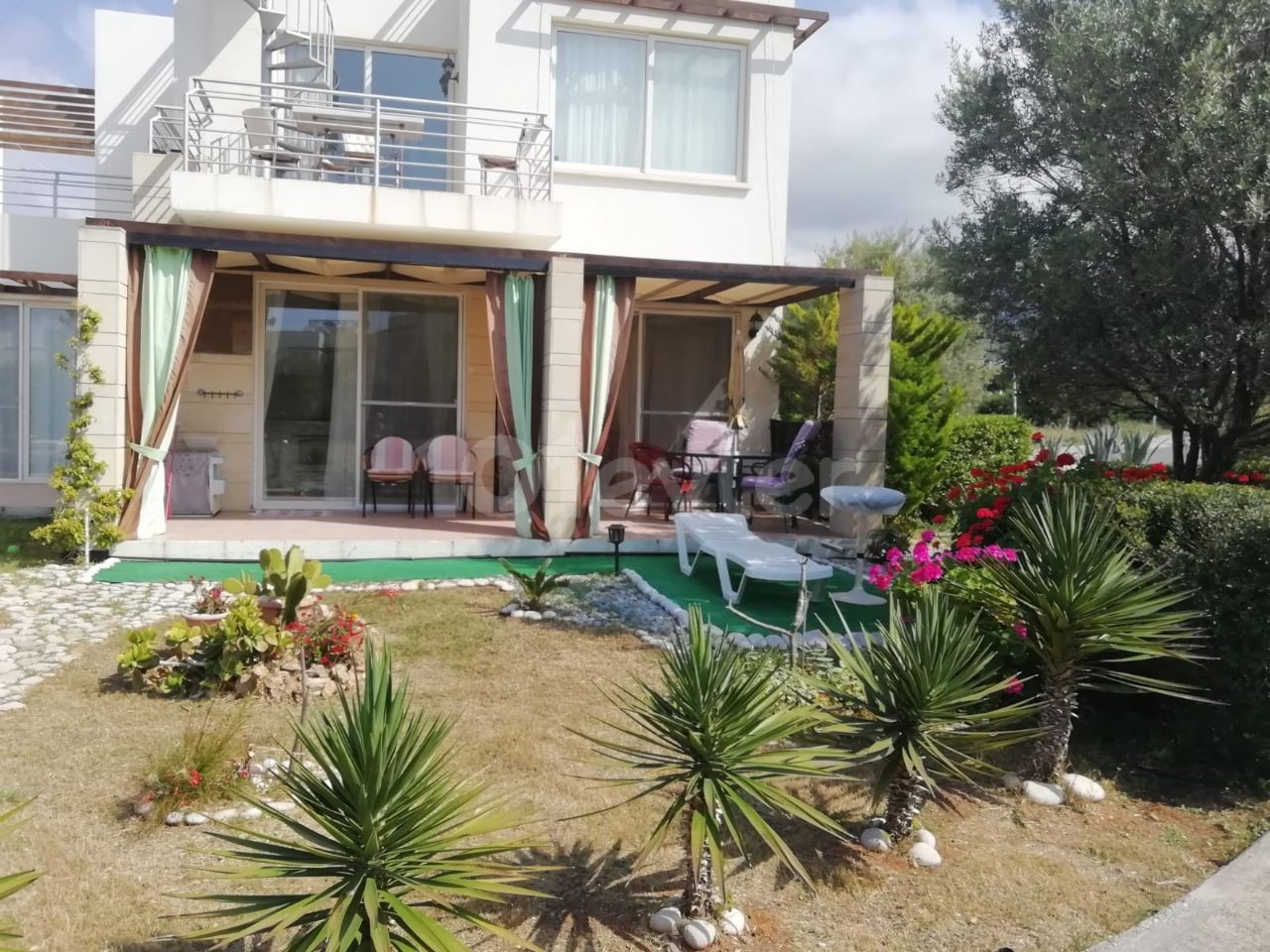 Kyrenia - Esentepe, furnished, 2+1 flat with white goods and private garden. It is 300 meters from the sea. We can speak Turkish, English and Russian.