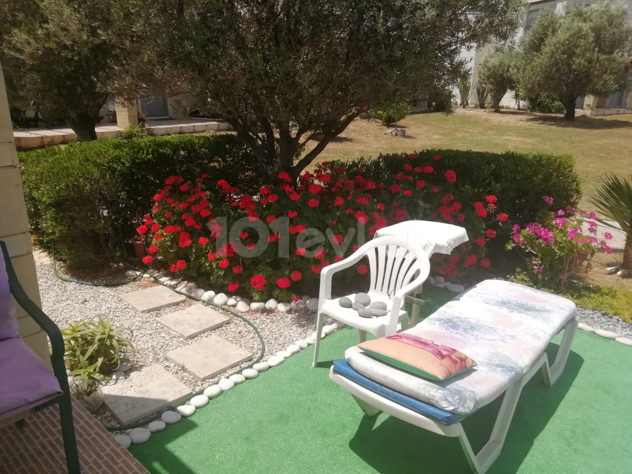 Kyrenia - Esentepe, furnished, 2+1 flat with white goods and private garden. It is 300 meters from the sea. We can speak Turkish, English and Russian.