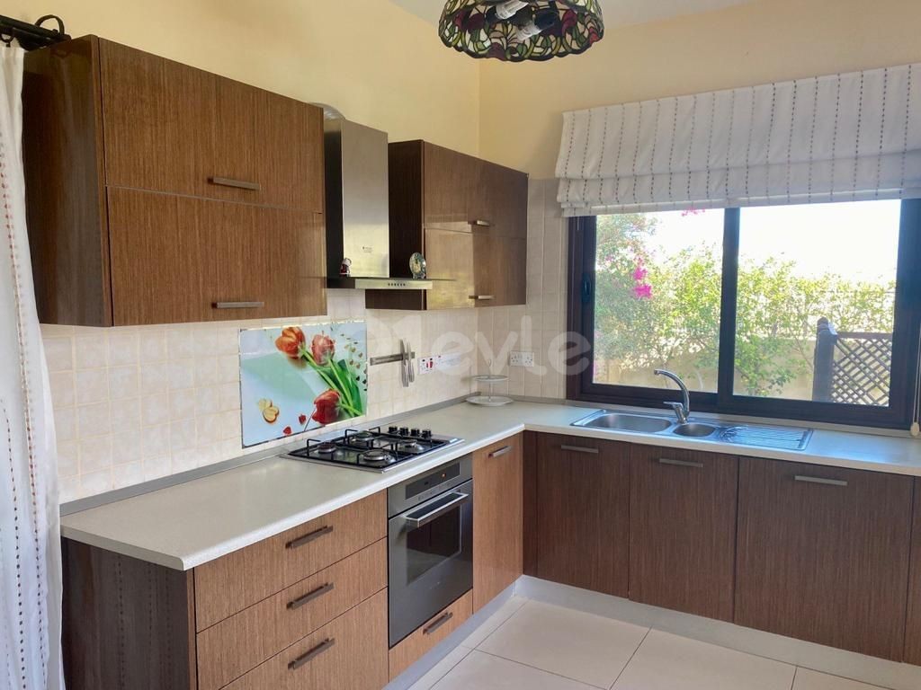 Lapta bölgesinde deniz kenarında 3+1 kiralık villa