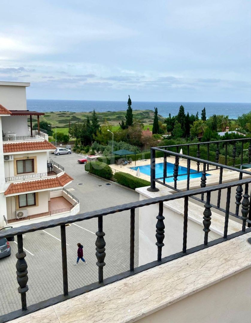 Geräumiges 3+1 Apartment mit herrlichem Meer- und Bergblick.