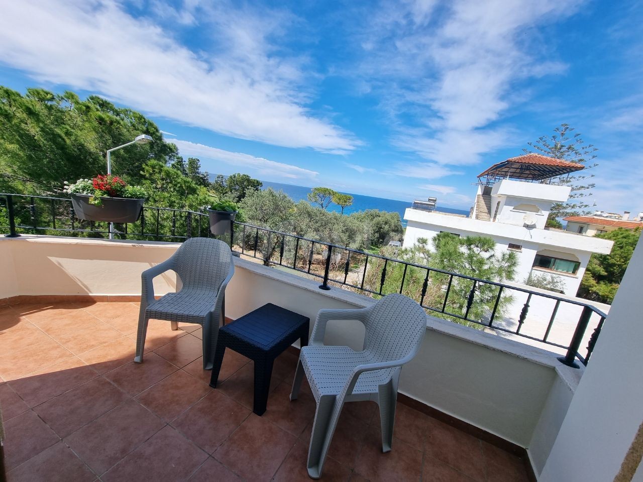 Geräumiges 3+1 Apartment mit herrlichem Meer- und Bergblick.