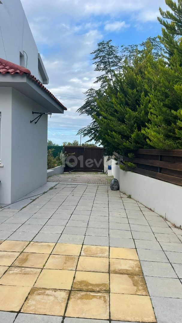 Girne - Alsancak'ta özel havuzlu 3+1 satılık villa. Denize yakın.