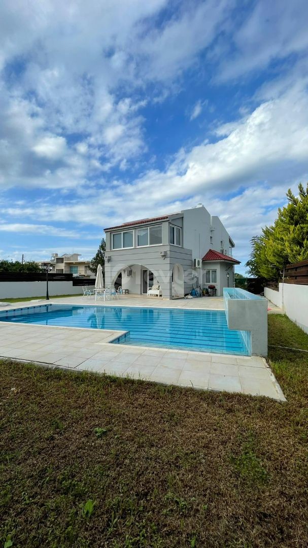 Girne - Alsancak'ta özel havuzlu 3+1 satılık villa. Denize yakın.