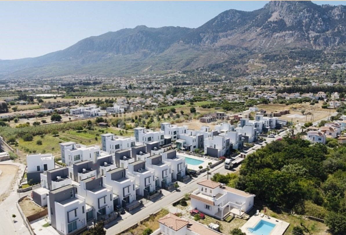 2+2 Villa zum Verkauf in Girne-Karşıyaka, 250 Meter vom Meer entfernt.