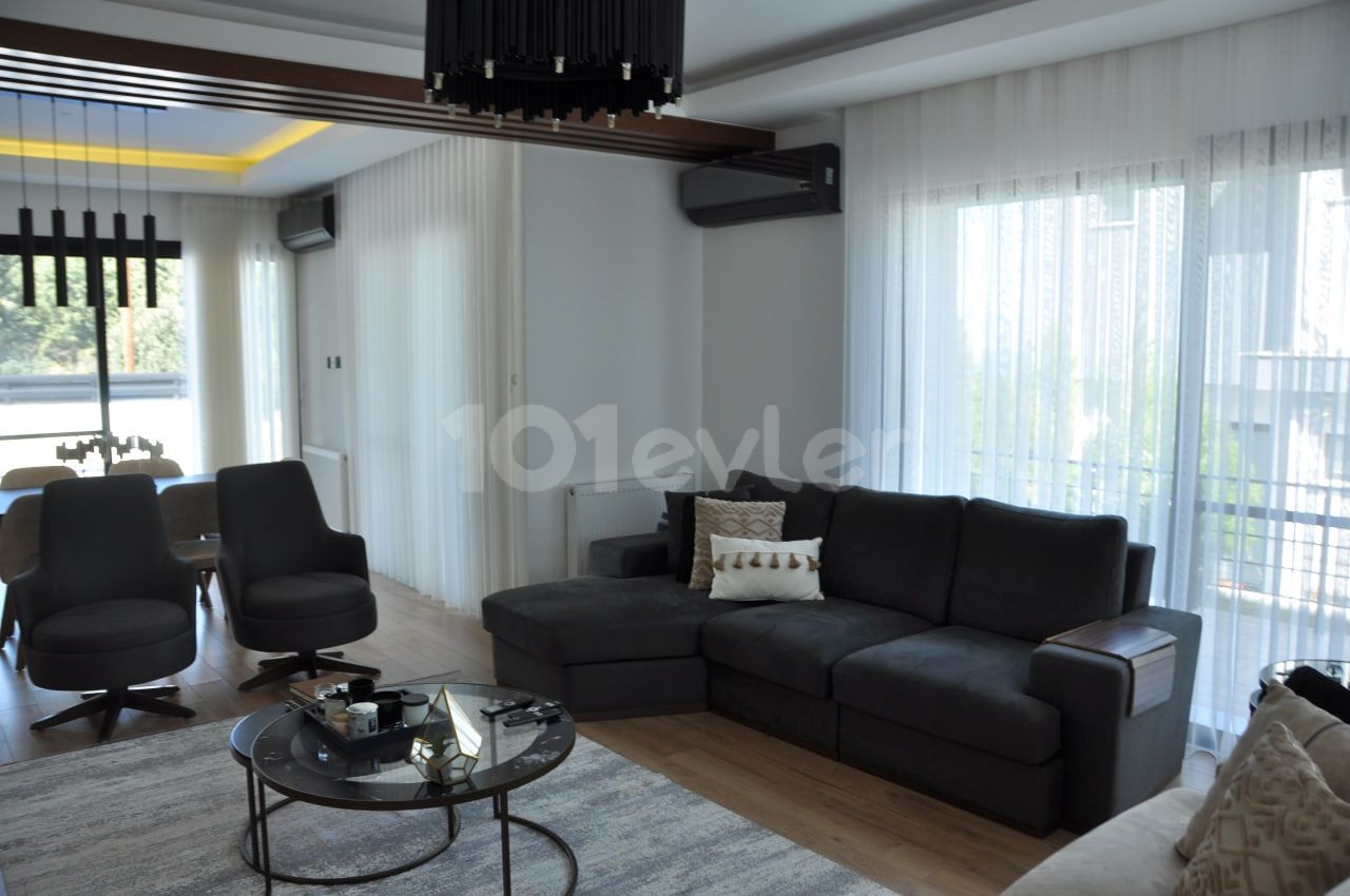 Girne - Alsancak, 3+1, eşyalı, havuzlu kiralık lüks villa.