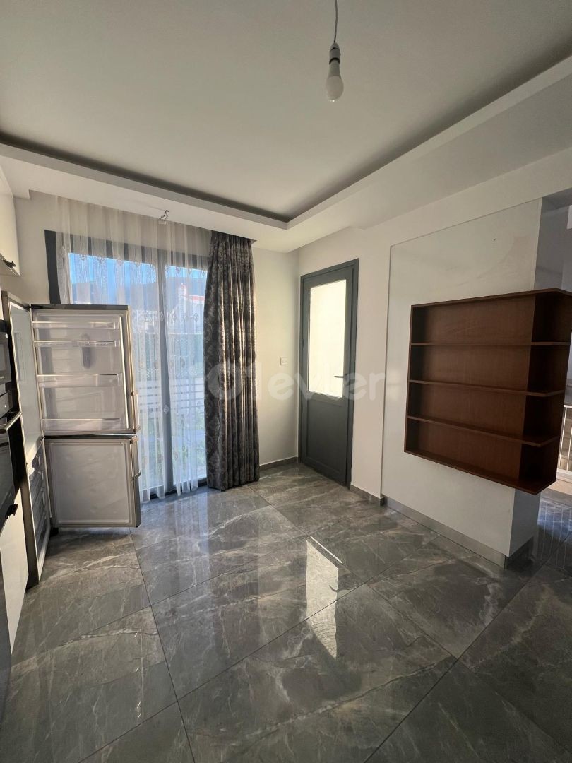 Alsancak'ın muhteşem konumunda kiralık 3 yatak odalı ve 2 banyolu villa