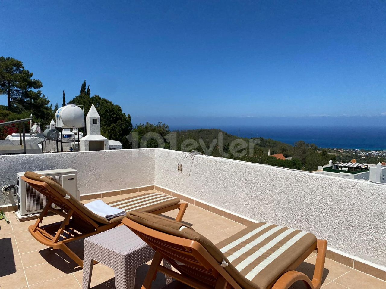 2+1 villa in Edremit for rent. In great residential complex located on mountains with panoramic sea view