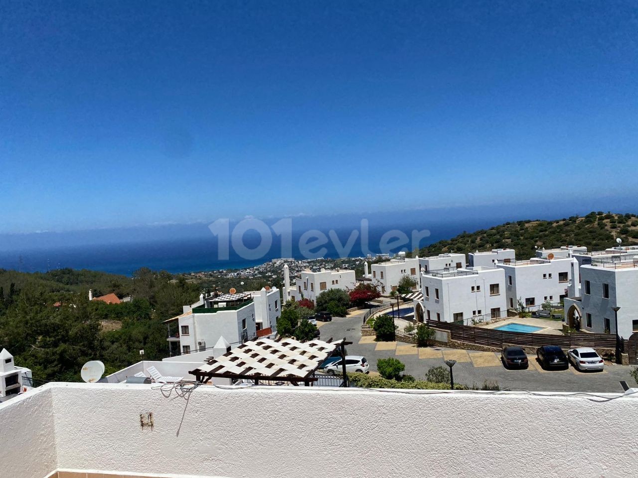 2+1 villa in Edremit for rent. In great residential complex located on mountains with panoramic sea view