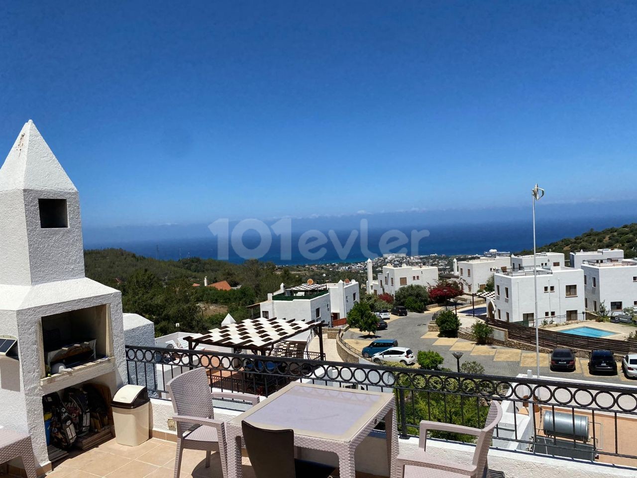 2+1 villa in Edremit for rent. In great residential complex located on mountains with panoramic sea view