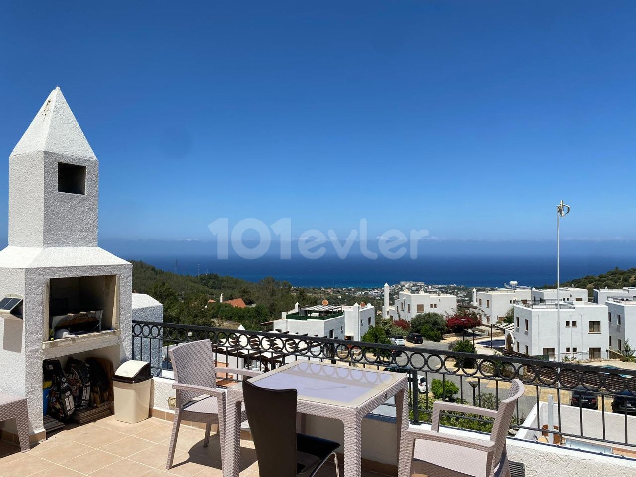 2+1 villa in Edremit for rent. In great residential complex located on mountains with panoramic sea view