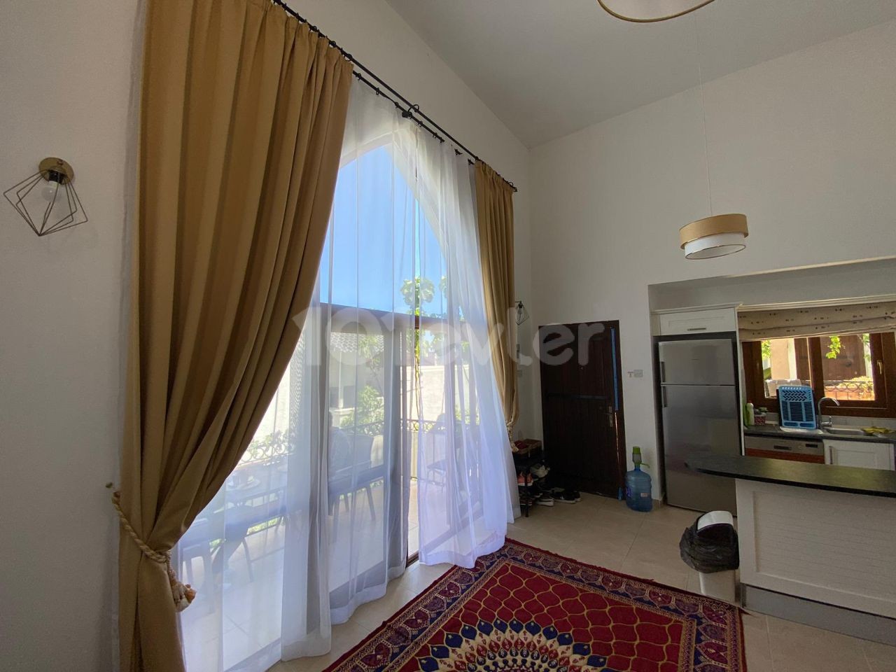 Kiralık Edremit'te 2+1 villa. Panoramik deniz manzaralı dağların üzerinde bulunan harika bir konut kompleksinde.