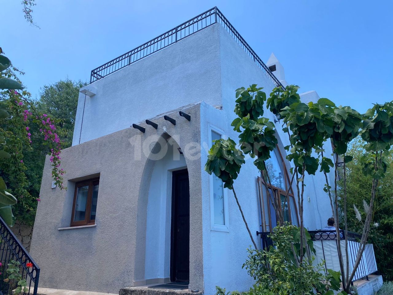 2+1 villa in Edremit for rent. In great residential complex located on mountains with panoramic sea view