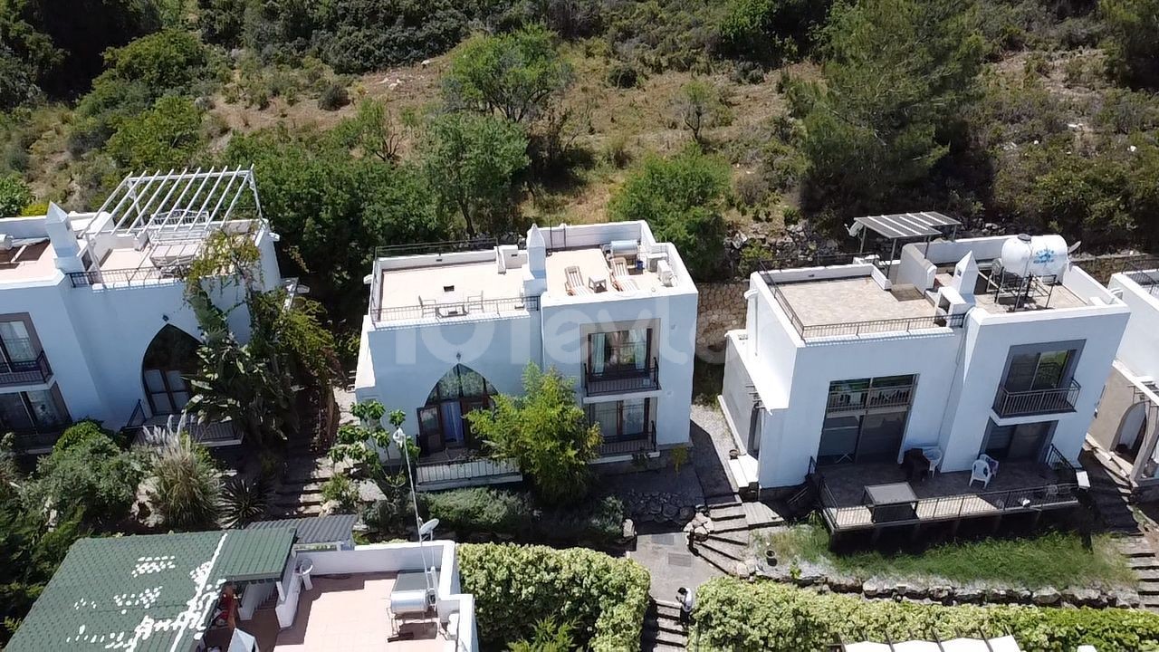 Kiralık Edremit'te 2+1 villa. Panoramik deniz manzaralı dağların üzerinde bulunan harika bir konut kompleksinde.