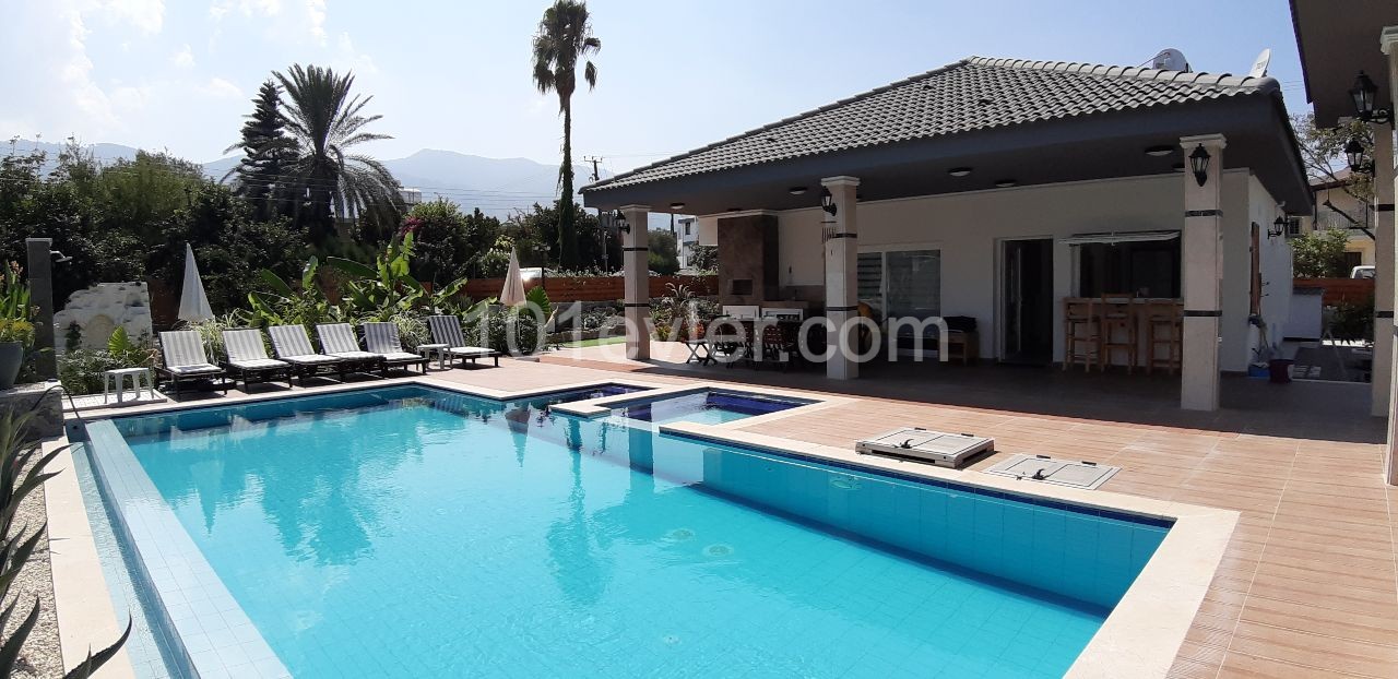 LUXURY VILLAS IN YESILTEPE