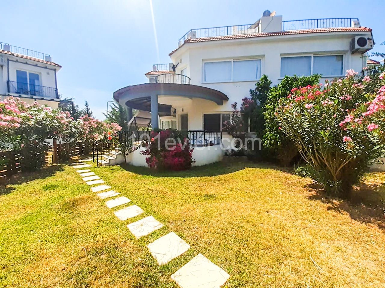 3 bedroom apt WITH WIDE GARDEN IN COMPLEX CLOSE TO THE SEA