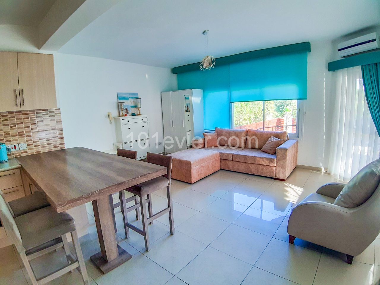 3 bedroom apt WITH WIDE GARDEN IN COMPLEX CLOSE TO THE SEA