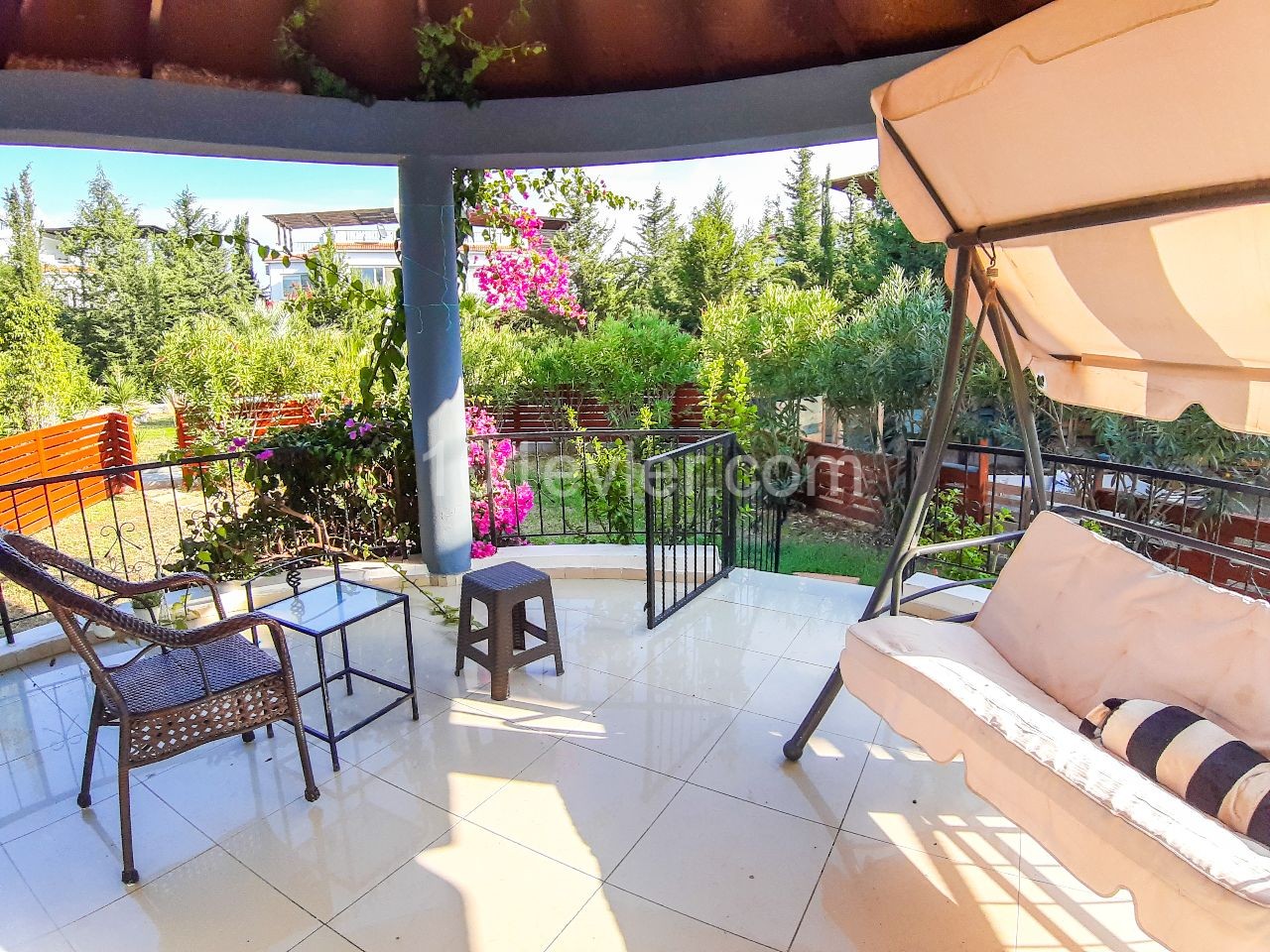 3 bedroom apt WITH WIDE GARDEN IN COMPLEX CLOSE TO THE SEA