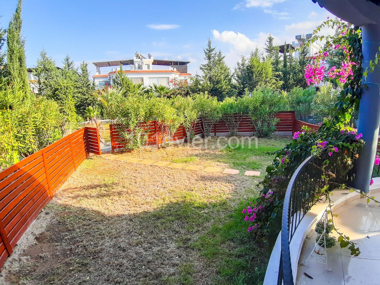 3 bedroom apt WITH WIDE GARDEN IN COMPLEX CLOSE TO THE SEA